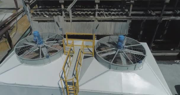 Moderno primo piano della torre di raffreddamento. Moderno sistema industriale di raffreddamento ad acqua. Esterno industriale — Video Stock