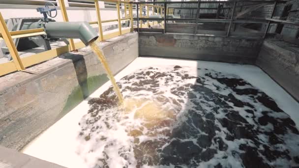 Residuos de agua industrial. Agua de la torre de refrigeración. Agua fría de una torre de refrigeración — Vídeos de Stock
