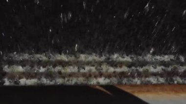 Soğutma kulesinin içinde. Soğutma kulesinin içindeki su. Fabrikada soğutma kulesinin içindeki su damlacıkları.