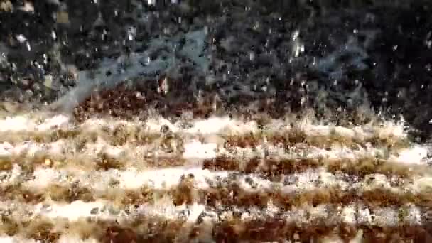 Wasser im Kühlturm. Im Kühlturm. Wassertropfen in einem Kühlturm in einer Fabrik — Stockvideo