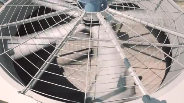 Torre de arrefecimento de um drone. Torres de refrigeração industrial. Torres de arrefecimento molhadas. Torres de refrigeração por evaporação — Vídeo de Stock