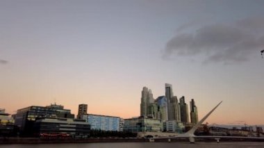 Buenos Aires, Puerto Madero limanında zaman turu. Güzel bir akşam Buenos Aires. Puerto Madero Limanı, Buenos Aires 'te panoramik zaman turları