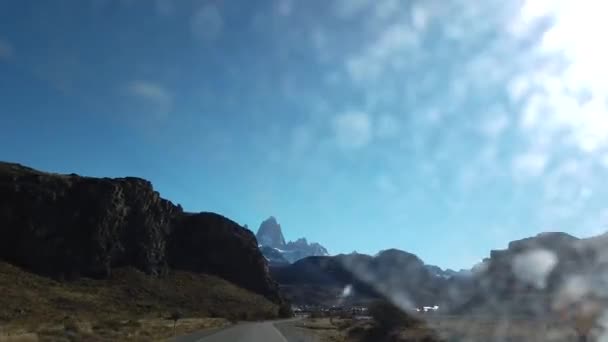 Patagonië bergen door het autoraam. Mount Payne Grande, Nordenskjold Lake in Chili, Patagonië. Uitzicht op de berg Payne Grande — Stockvideo