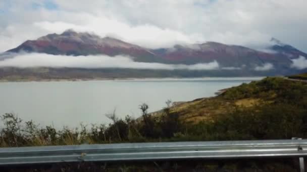 Montañas Patagonia a través de la ventana del coche. Monte Payne Grande, Lago Nordenskjold en Chile, Patagonia. Vista del Monte Payne Grande — Vídeo de stock