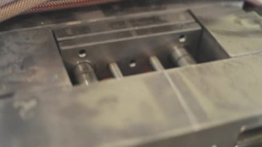 Plastik bir parçayı baskı kalıbıyla damgalamak. Baskı kalıplı bir parçanın yaratılması. Plastik bir parça damgalanıyor.