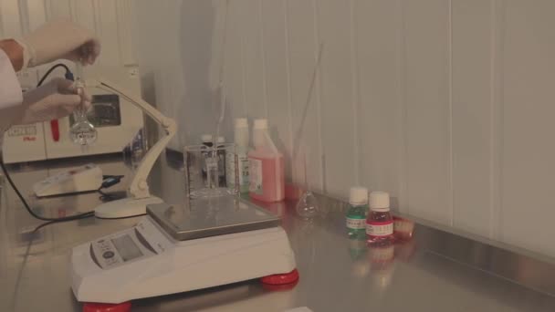 Laboratuvarda çalışma süreci. Mucin üretim laboratuarı. Salyangozlardan sümük özü. — Stok video