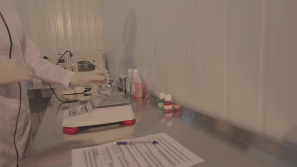 Procesos de trabajo en el laboratorio. Laboratorio de producción de mucina. Extracción de mucina de caracoles. — Vídeo de stock