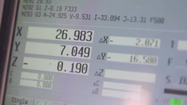 CNC makinesi bir parçasını işliyor. CNC makine monitörü. Fabrikalardaki CNC makinesinin kontrol paneli. Modern CNC makinesi.