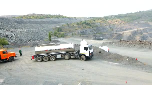 Equipment for blasting soil in an iron ore quarry. Equipment for explosives in the quarry. Heavy equipment in the quarry — 图库视频影像