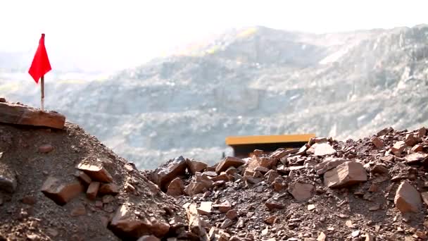 Через карьер проезжает самосвал с железной рудой. Карьерный самосвал внутри карьера железной руды — стоковое видео