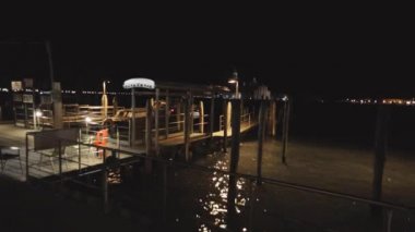 Geceleri Venedik 'te ahşap iskele. Venedik 'te gece tekne iskelesi. Geceleri turistler olmadan Venedik