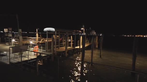 Molo di legno a Venezia di notte. Pontile di notte a Venezia. Venezia di notte senza turisti — Video Stock