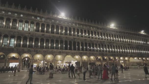 Piazza San Marco bei Nacht Generalplan, Venedig. Viele Touristen in der Nacht auf dem Markusplatz. Touristen spazieren nachts um San Marco. — Stockvideo