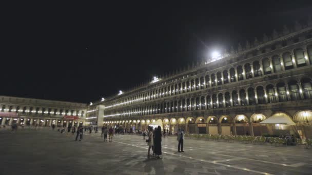 Gece Genel Planı, Venedik 'te San Marco Meydanı. Geceleri San Marco Meydanı 'nda bir sürü turist. Turistler gece San Marco 'da dolaşır.. — Stok video