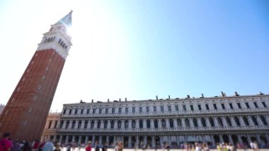 Piazza San Marco 'daki Campanile, Piazza San Marco, Venedik, İtalya. Venedik 'teki San Marco Meydanı' nda turistler