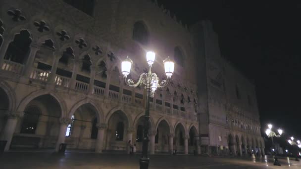 Palacio Ducal en la plaza San Marco de Venecia. Palacio Ducal por la noche. Arquitectura en St. Marks Square — Vídeos de Stock