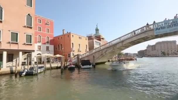 Keret egy hajó vitorlázás alatt egy híd Velence, Velence, Olaszország — Stock videók
