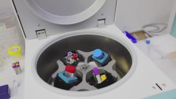 Centrifugeuse de laboratoire. Rotation d'échantillons médicaux dans une centrifugeuse de laboratoire. Opération de centrifugeuse médicale — Video