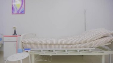 Modern bir klinikte yeni bir koğuş. Hastane koğuşu içi. Hastanenin yeni modern odası..