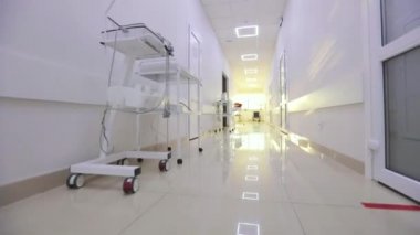 Kamera hastanenin boş koridoru boyunca döner. Modern bir hastanenin koridorları. Kliniğin boş, parlak koridoru. Modern bir kliniğin içinde.