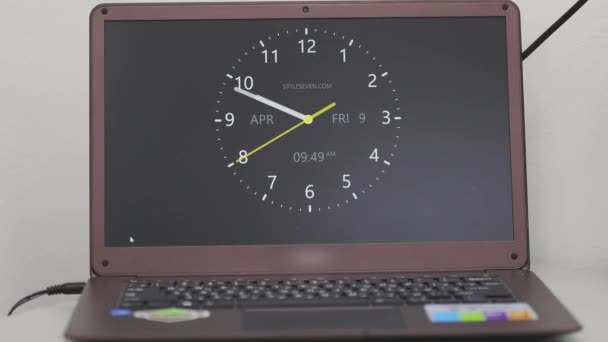 Analog clock on laptop screen. Clock with arrow on the laptop screen. Old clock shows time on laptop screen close-up — Vídeo de Stock