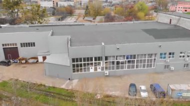 Modern fabrika manzarası. Modern bir fabrikanın üzerinden uçmak. Modern bir fabrikanın dışı.