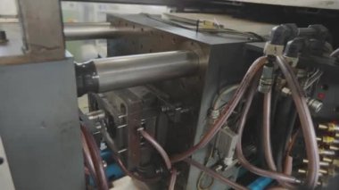 Plastik bir parçayı damgalamak. Baskı kalıplı bir parçanın yaratılması. Plastik bir parçayı baskı kalıbıyla damgalamak