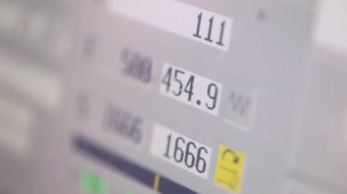 CNC makinesinin kontrol panelindeki veriler. CNC makine monitöründe sürekli numaralar değiştiriliyor