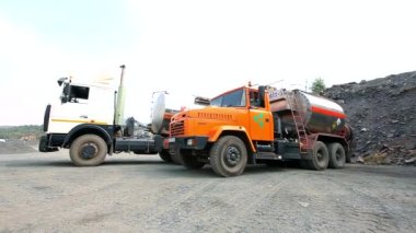 Demir cevheri ocağındaki toprağı patlatmak için gerekli malzemeler. Taş ocağındaki patlayıcılar için ekipman. Taş ocağında ağır ekipman var.