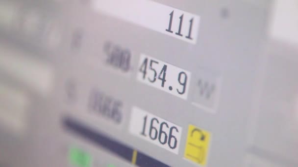 Gegevens op het controlepaneel van de cnc-machine. Voortdurend veranderende aantallen op de CNC-machinemonitor — Stockvideo
