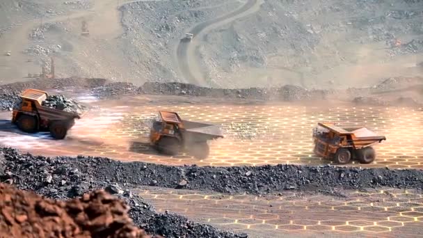 Drie mijnbouw vuilniswagens rijden door een ijzerertsgroeve. Visualisatie van moderne technologieën in de ijzerertsindustrie. IJzerertswinning. — Stockvideo