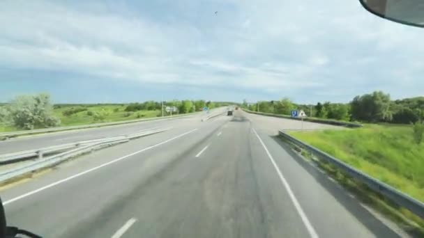 Vista de la carretera desde la cabina del camión. Vista de la carretera desde la cabina del camión — Vídeo de stock