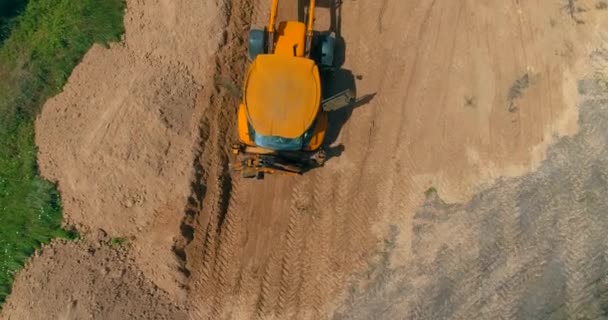 Bulldozer werkt op een bouwplaats. Werkproces op een bouwplaats. Bulldozer bouwplaats bovenaanzicht — Stockvideo