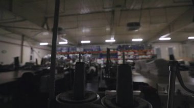 Tekstil fabrikasının atölyesinin ışığını yakmak. Bir tekstil fabrikasında iş gününün başlangıcı. Videoyu başlatmak için çerçeve