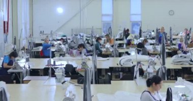 Bir giyim fabrikasının atölyesinde çalışma süreci. Dikiş fabrikasında çalışıyorum. Terziler tekstil fabrikasında çalışıyor.
