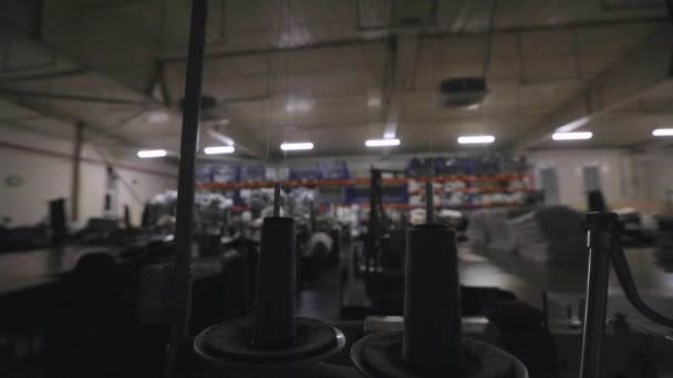 Włączanie światła w warsztacie fabryki wyrobów włókienniczych. Początek dnia roboczego w fabryce włókienniczej. Ramka do uruchomienia wideo — Wideo stockowe