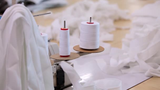 Equipo de costura en una fábrica de costura. Primer plano de un proceso de costura en una fábrica de costura. Equipos en una fábrica textil — Vídeo de stock