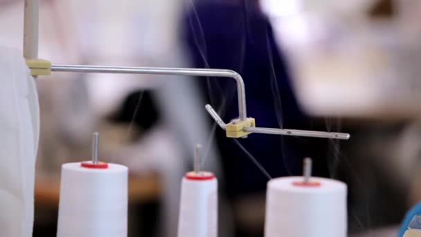 Šicí zařízení v šicí továrně. Detailní záběr šicího procesu v šicí továrně. Zařízení v textilní továrně — Stock video