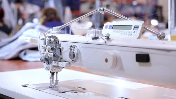 Máquina de coser de cerca. Equipo de costura profesional de cerca. Equipo en una fábrica de ropa — Vídeos de Stock