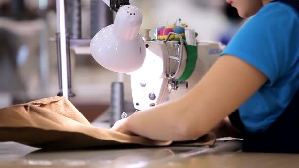 Швея работает на швейной фабрике. швейное производство. Производство домашнего текстиля. Большая швейная мастерская — стоковое видео