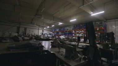Fabrikanın ışıklarını yakmak. Fabrikada çalışma gününün başlangıcı. Videoyu başlatmak için çerçeve