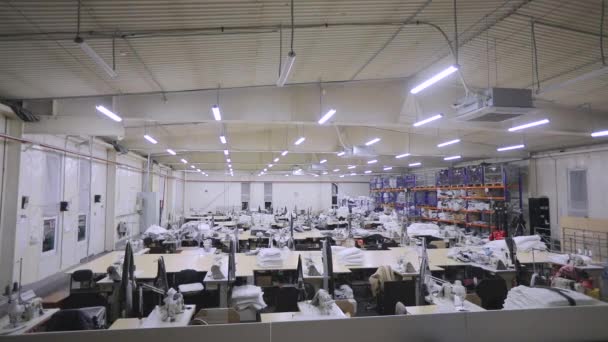 大きな衣料品工場でライトをオフにします。衣類工場のワークショップでの作業日の終わり。工場の電気を消す. — ストック動画