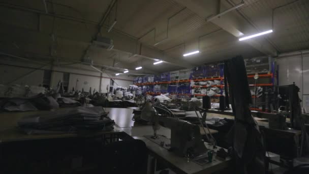 Encendiendo las luces de la fábrica. El comienzo de la jornada laboral en la fábrica. Marco para iniciar vídeo — Vídeos de Stock