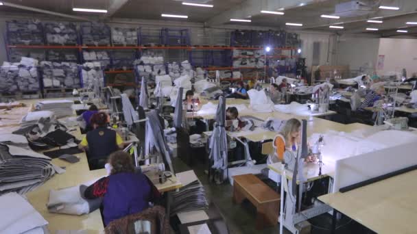 Hay muchas costureras en el taller. Gran producción de costura. Interior de la fábrica de ropa. Mujeres en la industria de la costura — Vídeos de Stock