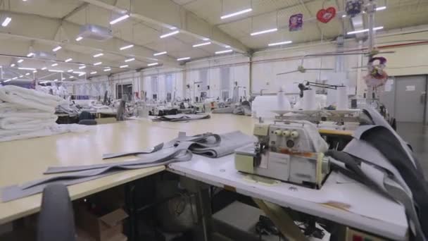 Un hermoso taller de costura. Panorama en un moderno taller de costura. Producción de costura sin personas — Vídeo de stock