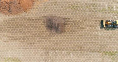 Modern buldozer, modern teknoloji görselleştirme. Grafikleri olan bir inşaat alanında modern buldozer. İnşaat endüstrisindeki modern teknolojilerin görselleştirilmesi.