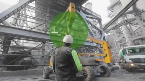 An engineer inspects a construction site. Visualization of modern technologies at a construction site. Augmented reality at a construction site — Vídeo de Stock