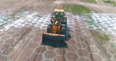 Modern buldozer, modern teknoloji görselleştirme. Grafikleri olan bir inşaat alanında modern buldozer. İnşaat endüstrisindeki modern teknolojilerin görselleştirilmesi.