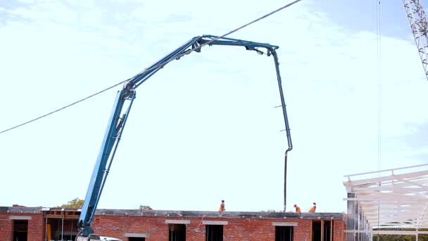 콘크리트 보강. 노동자들은 강화 콘크리트 구조물을 만든다. 금속 구조물을 위해 콘크리트를 퍼 올리는 모습 — 비디오