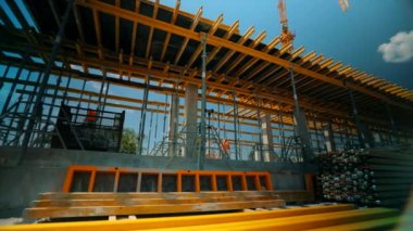 İnşaat alanında çalışma süreci. İşçiler güçlendirilmiş beton yapı yapıyorlar. Güçlendirilmiş beton. Metal bir yapıya beton dökülüyor..